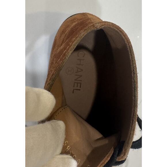 Chanel Suede, Leather Toe, CC Logo, Lace Up Ankle Boots Size 38.5, w/box - Picture 5 of 16